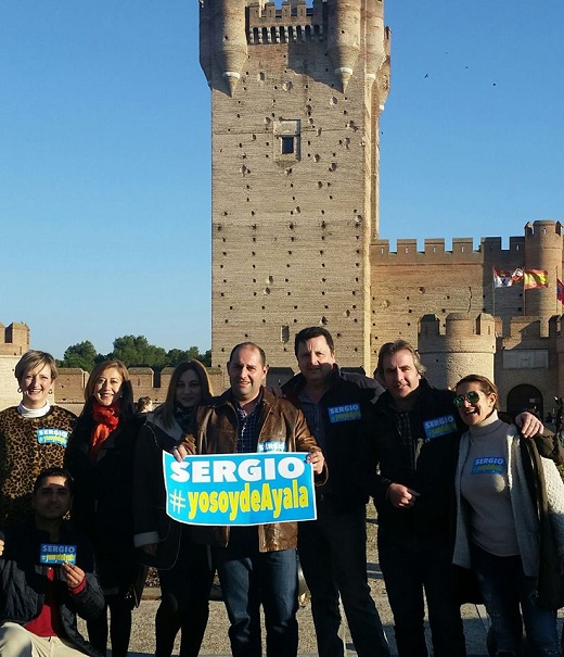 Concejales y militantes del Partido Popular del Ayuntamiento de Medina del Campo con el Castillo de la Mota al fondo