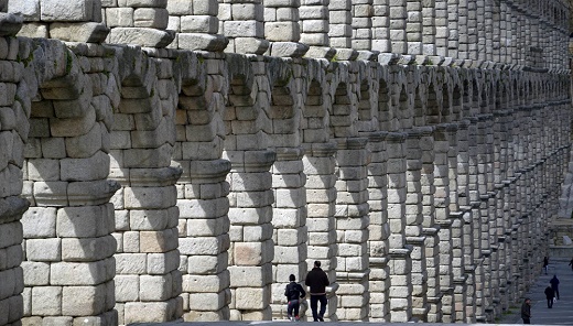 El hallazgo de un sestercio cambia la edad del acueducto de Segovia