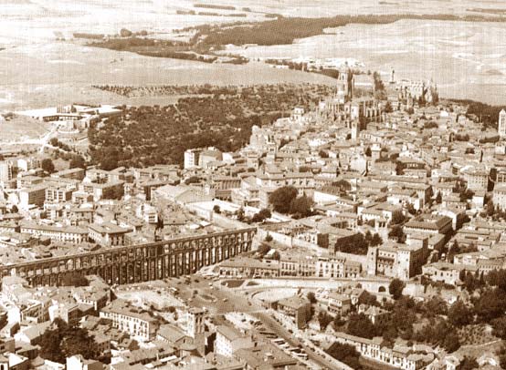 Vista panorámica de Segovia con su Acueducto