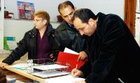 Adoración García, Alfredo Losada y Francisco de la Rosa, ayer en el Registro Municipal. 