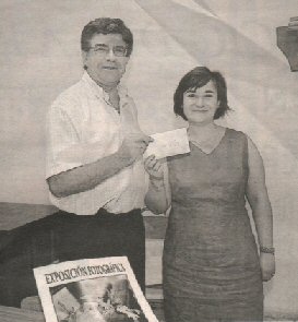 Francisco Javier Mateo, entregó a la presidenta de AFAMEC, Henar Sierra los 630 euros reacaudados