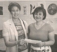 Entrega premio sorteo celebrado el día 13 de junio 2004 en el stand de la Asociación AFAMAC. Derecha Henar Sierra entrega el premio a Maria del Carmen Descalzo Valencia