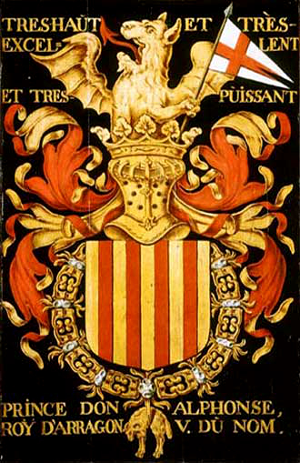 Escudo de armas del rey Alfonso V de Aragón el Magnánimo como caballero de la Orden del Toisón de Oro, a la que accedió tras su séptimo capítulo de Gante, 1445. Leyenda: TRÈS HAÙT ET TRÈS EXCELLENT ET TRES PÙISSANT PRINCE DON ALPHONSE, ROY D'ARRAGON V. DÙ NOM. 'Muy alto y muy excelente y muy poderoso príncipe don Alfonso, rey de Aragón V del nombre.' Escudo de armas del rey Alfonso V de Aragón el Magnánimo como caballero de la Orden del Toisón de Oro, a la que accedió tras su séptimo capítulo de Gante, 1445. Leyenda: TRÈS HAÙT ET TRÈS EXCELLENT ET TRES PÙISSANT PRINCE DON ALPHONSE, ROY D'ARRAGON V. DÙ NOM. 'Muy alto y muy excelente y muy poderoso príncipe don Alfonso, rey de Aragón V del nombre.'