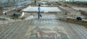 Una joven trabajadora del museo pasea por una de las principales habitaciones de la villa romana de Almenara de Adaja, en Valladolid. Villa romana