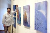 Andrés Rueda, junto a algunas de las obras expuestas. 
