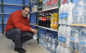 Antonio Campos coloca productos en el nuevo establecimiento de Brahojos. :: FRAN JIMÉNEZ

