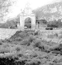 Arco de la Fuencisla y puente que marcan el comienzo de la Vía Verde del Eresma. 