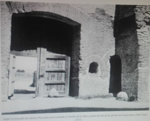 Para mis paisanos medinenses: el pie de foto dice textualmente "Según la fotografía de Antonio Prast ésta era la entrada al Castillo de la Mota y puerta de 7na de las gatitas en la que estuvo Doña Doña Juana. (1932)"
Está tomada de un trabajo de Eduardo Rosales titulado "Doña Juana en el Castillo de la Mota" publicado por MOLINA, con fotografías de Fran y del Museo de las Ferias y con ISBN: 978-84-615-6368-5.