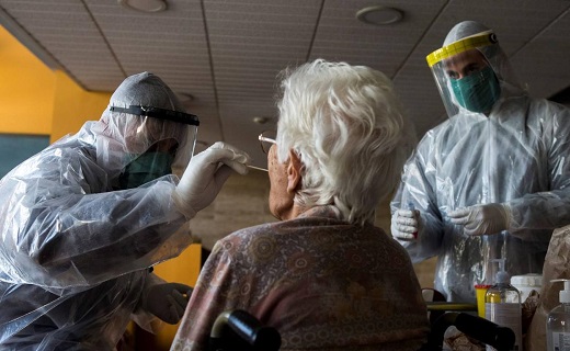 Voluntarios trabajan haciendo ensayos clínico para identificar tratamiento de emergencia de la covid-19, en una residencia de ancianos. /
EFE
