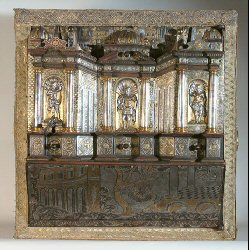 Caja de escribir (adaptada para sagrario)Anónimo italiano (taller de Milán o Roma ?). Tercer cuarto del siglo XVI. Cincelado y damasquinado sobre metales / 37’5 x 36 x 22’5 cm. Convento de San José de MM. Carmelitas Descalzas. Medina del Campo