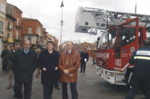 Crescencio Martín Pascual, Alfonso Fernández Mañueco y Ramiro Ruiz Medrano durante el acto de entrega del nuevo vehículo autoescala polivalente