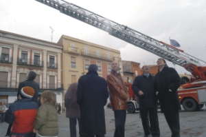 Ramiro Ruiz Medrano, Crescencio Martín Pascual y  Alfonso Fernández Mañueco durante el acto de entrega del nuevo vehículo autoescala polivalente