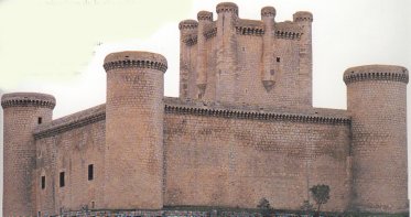El castillo de Torrelobatón, utilizado durante algún tiempo por los realistas para amenazar la cercana Valladolid, fue ocupado por el comunero Juan de Padilla desde febrero de 1521 hasta la derrota sinal en Villalar.