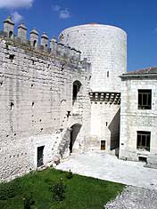 La Torre del Homenaje del Castillo acoge el archivo / GABRIEL GÓMEZ