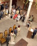 Celebración de un matrimonio civil en el Patio de Columnas del Ayuntamiento de Medina del Campo. / FRAN JIMÉNEZ