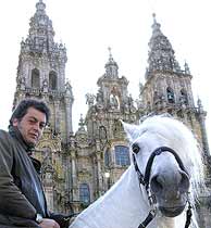 Teodoro Cendón con su caballo -Emperador-.,  uno de los peregrinos medinenses en Santiago de Compostela