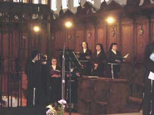 Las Clarisas en el coro de la iglesia