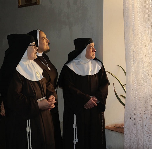 Sor Aurora, sor Isabel y sor María Concepción observan el patio del convento. / HENAR SASTRE