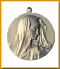Insignias: Corona de Espinas y las manos de la Virgen cogiendo un pañuelo. Medalla con la imagen de Nuestra Señora.