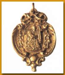 Insignias: JHS. Corona de espinas con tres clavos clavados en la cruz en el centro. Medalla dorada con la imagen en relieve de Jesús Nazareno coronada de espinas.