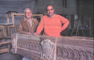 De izquierda a derecha: Luciano Piñero y Luis Hernández, fabricantes del nuevo paso de la Cofradía de Nuestro Padre Jesús Atado a la Columna