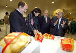 El consejero de Agricultura y Ganadería, José Valín, inaugura la fábrica 'Parmentine España' en Medina del Campo (Valladolid)