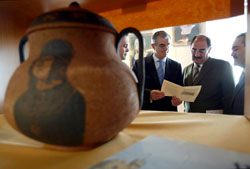 El consejero de Educación, Javier Álvarez Guisasola, inaugura la exposición 'Isabel I de Castilla desde el Aula'. Junto a él, el alcalde de Medina del Campo, Crescencio Martín Pascual