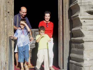 Los Lupiañez a la salida de la Catedral