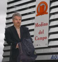 Emiliano Allende, ante el cartel del Festival. 