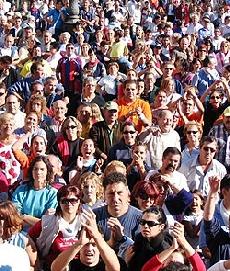 Miles de medinenses se concentraron frente al Ayuntamiento de la localidad vallisoletana.