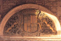 Escudo de los Reyes Católicos  situado en la portada del convento de Santa María la Real de Dueñas