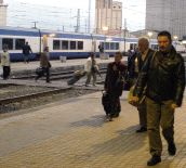 Viajeros abandonan un tren en Medina del Campo. / FRAN JIMÉNEZ