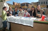 El alcalde, Crescencio Martín Pascual, recibe información en uno de los expositores de la feria, acompañado por un grupo de jóvenes. / RODRIGO JIMÉNEZ