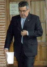El concejal Fidel Lambás, antes de su comparecencia. / FRAN JIMÉNEZ