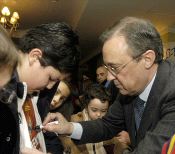 Florentino Pérez firma una camiseta a uno de los miembros de la peña de Medina del Campo. 