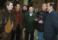 El alcalde de Medina, Crescencio Martín, a la derecha, junto a los miembros de la Asociación de Maestres de Cocina. / FRAN JIMÉNEZ