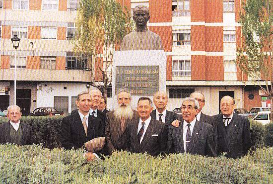 Monumento en la Plaza de Segovia dedicado a D. GERARDO MORALEJA PINILLA CON SUS ALUMNOS. 
La asociación de "Antiguo Alumnos de don Gerardo Moraleja" celebrará el 23 de abril el nacimiento del nacimiento de su maestro y mentor: http://www.delsolmedina.com/PlanoMoraleja.htm#2