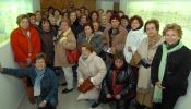 El grupo de la Asociación de Padres y Madres del colegio Ríohondo de Alcorcón, a su llegada al Museo de las Ferias, acompañados, al fondo, por Juan Carlos Moreno, guía del Museo. / MIGUEL ÁNGEL SANTOS