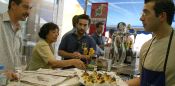 Un grupo de personas degustan varias tapas en una de la anteriores ediciones del concurso. 