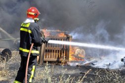 Uno de los bomberos durante las tareas de extinción del fuego. / FRAN JIMÉNEZ 