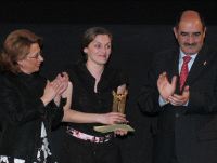 Isabel Ocampo recoge el Roel de Oro, junto al alcalde Crescencio Martín y María Martín Casares. / FRAN JIMÉNEZ
