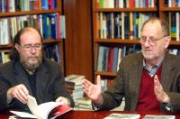 Joaquín Díaz (izquierda) y Antonio Giménez presentan la edición del libro. / EDUARDO CEMBRERO