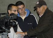 Jorge A. Borda, con gorra, conversa con los técnicos. / FRAN JIMÉNEZ