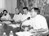 José Fernández Blanco (derecha), autor de uno de los capítulos, interviene en la presentación. 