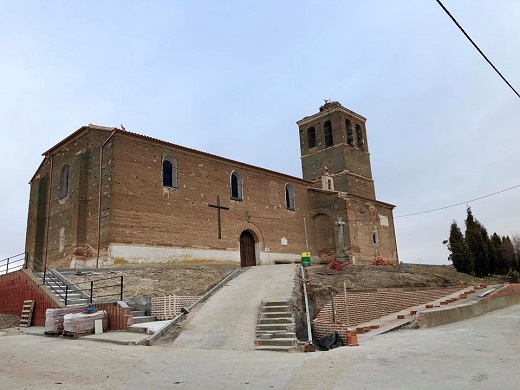 Iglesia parroquial bajo la advocación de Sta. María Magdalena. Del siglo XVI, con cabecera gótico-mudéjar y reformas en el siglo XVIII Brahojos de Medina.