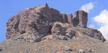 Ruinas el castillo de la Estrella, a cuyos píes se extiende la villa de Montiel (Ciudad Real)