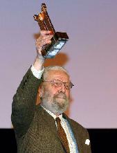 Luis Garcia Berlanga izando el Roel  de Honor de la XVIII Semana de Cine de Medina del Campo