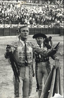 Manolo Blázquez Jiménez. Tiunfando en las plazas de toros. Manolo Blázquez Jiménez, el más famoso torero medinés. Fotografía cedida por el torero para esta página