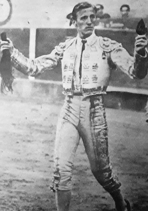 Manolo Blázquez. "Triunfando en las plazas de toros". Manolo Blázquez, el más famoso torero medinés. Fotografía cedida por el torero para esta página.