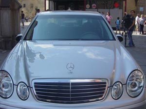 El coche en la puerta de la Catedral